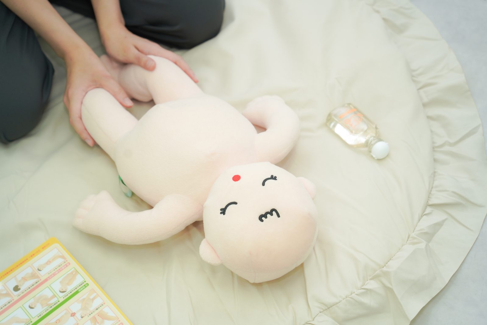 赤ちゃんにやさしく触れるベビーマッサージの手元
